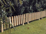 Recinzione bassa in legno preassemblato per bordure e delimitazioni di giardini e spazi outdoor 